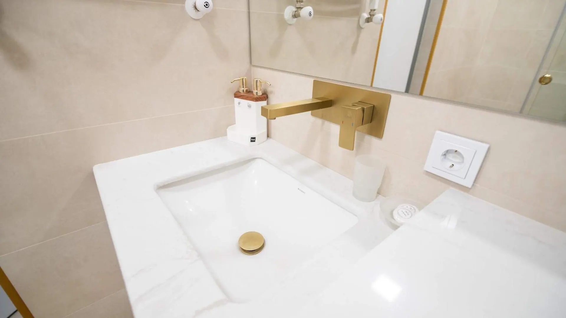 באטומי Studio Apartment With Full Amenities - By Wehost